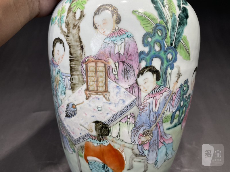 清乾隆 粉彩金线池人物故事图瓶 - 图7